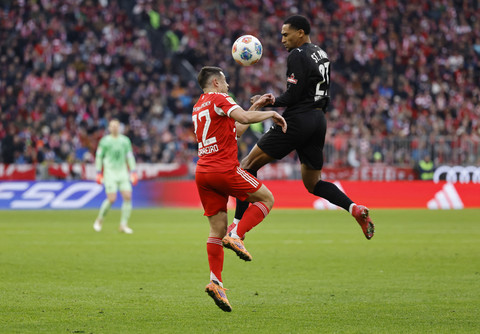 Pemain Bayern Muenchen Raphael Guerreiro berebut bola dengan pemain St. Pauli Andreas Hountondji dalam pertandingan Liga Jerman di Allianz Arena, Munich, Jerman, Sabtu (29/11/2025). Foto: Alexandra BEIER/AFP