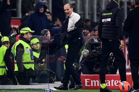 Massimiliano Allegri usai diberi kartu merah saat AC Milan vs Lazio dalam laga pekan ke-13 Liga Italia 2025/26 di Stadion San Siro, Minggu (30/11) dini hari WIB. Foto: Piero Cruciatti/AFP