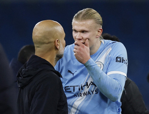 Massimiliano Allegri diberi kartu merah saat AC Milan vs Lazio dalam laga pekan ke-13 Liga Italia 2025/26 di Stadion San Siro, Minggu (30/11) dini hari WIB. Foto: REUTERS/Daniele Mascolo