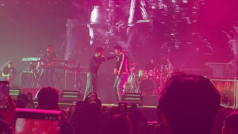 Rich Brian tampil bareng Warren Hue dalam konser Where Is My Head? di Jakarta. Foto: Andrian Gilang Khrisnanda/kumparan. 