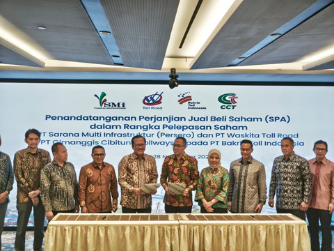 Penandatanganan Sale & Purchase Agreement (SPA) PT Bakrie Toll Indonesia (BTI) dan PT Cimanggis Cibitung Tollways (CCT, Jumat (28/11/2025). Foto: Grup Bakrie