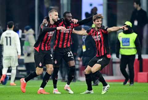 Strahinja Pavlovic dari AC Milan, Fikayo Tomori dan Matteo Gabbia merayakan setelah pertandingan pada pertandingan Liga Italia antara AC Milan vs Lazio di San Siro, Milan, Italia, Minggu (30/11/2025) dini hari WIB. Foto: Daniele Mascolo/REUTERS
