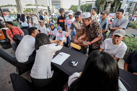 Deretan lansia memadati tenda layanan di depan Hotel Mandarin Oriental saat mendaftarkan diri untuk memperoleh Kartu Layanan Gratis (KLG) pada kegiatan Car Free Day di Bundaran HI, Jakarta, Minggu (30/11/2025). Foto: Jamal Ramadhan/kumparan