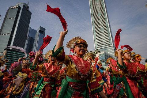 Para penari tampil dalam acara Jakarta Penuh Warna saat Car Free Day di kawasan Bundaran HI, Jakarta, Minggu (30/11/2035). Foto: Jamal Ramadhan/kumparan