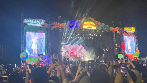 Nadin Amizah manggung di Qubu Resort. Foto: Alycia Tracy Nabila/Hi!Pontianak