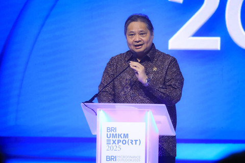 Menteri Koordinator Bidang Perekonomian Republik Indonesia, Airlangga Hartarto memberikan paparan apresiasinya kepada kinerja AgenBRILink dalam opening ceremony BRI UMKM EXPO(RT) 2025 di Jakarta. Foto: dok. BRI