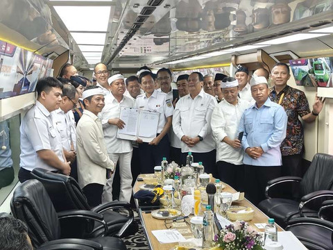 Gubernur Jawa Barat Dedi Mulyadi dan Direktur Utama PT KAI Bobby Rasyidin menandatangani Perjanjian Kerja Sama (PKS) Optimalisasi Penyelenggaraan dan Pengembangan Perkeretaapian di Jawa Barat yang disaksikan Menteri Perhubungan Suntana, Rabu (30/11/2025). Foto: Pemprov Jabar 