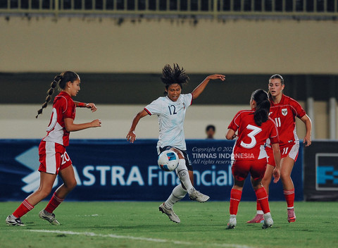 Katarina Stalin, Isabel Kopp, dan Isabelle Nottet sedang berduel dengan pemain Taiwan di FIFA Women's Matchday, Sabtu (29/11). Foto: PSSI