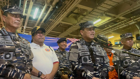 Kepala Staf TNI Angkatan Laut (KSAL) Muhammad Ali dan Wakil Gubernur DKI Jakarta Rano Karno meninjau kapal perang TNI AL pembawa bantuan kemanusiaan ke Aceh-Sumatera di Komando Lintas Laut Militer, Koja, Jakarta Utara, Minggu (30/11/2025). Foto: Nasywa Athifah/kumparan