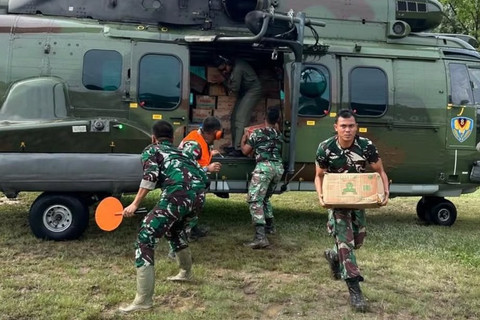 Pemerintah telah mengirimkan total 11 helikopter TNI & Basarnas dari Jakarta ke lokasi daerah terdampak bencana dan 2 helikopter tambahan telah terbang ke Aceh dari Jakarta pada Minggu (30/11/2025). Foto: Instagram/ @sekretariat.kabinet