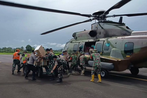 Pemerintah telah mengirimkan total 11 helikopter TNI & Basarnas dari Jakarta ke lokasi daerah terdampak bencana dan 2 helikopter tambahan telah terbang ke Aceh dari Jakarta pada Minggu (30/11/2025). Foto: Instagram/ @sekretariat.kabinet