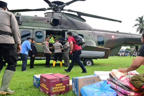 Pemerintah telah mengirimkan total 11 helikopter TNI & Basarnas dari Jakarta ke lokasi daerah terdampak bencana dan 2 helikopter tambahan telah terbang ke Aceh dari Jakarta pada Minggu (30/11/2025). Foto: Instagram/ @sekretariat.kabinet