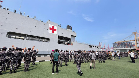 Pelepasan keberangkatan bantuan kemanusiaan kepada korban bencana di Aceh dan Sumatera menggunakan kapal perang TNI AL di Komando Lintas Laut Militer, Koja, Jakarta Utara, Minggu (30/11/2025). Foto: Nasywa Athifah/kumparan
