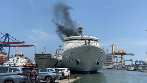 Pelepasan keberangkatan bantuan kemanusiaan kepada korban bencana di Aceh dan Sumatera menggunakan kapal perang TNI AL di Komando Lintas Laut Militer, Koja, Jakarta Utara, Minggu (30/11/2025). Foto: Nasywa Athifah/kumparan