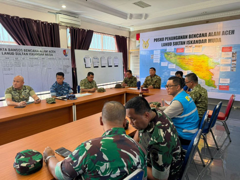 Menteri Pertahanan Republik Indonesia (Menhan RI) Sjafrie Sjamsoeddin menghadiri langsung lokasi terdampak banjir bandang di Kabupaten Pidie Jaya, Aceh, Sabtu (29/11/2025). Foto: Kemenhan RI