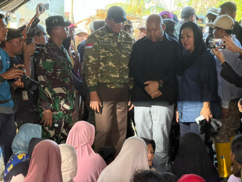 Menteri Pertahanan Republik Indonesia (Menhan RI) Sjafrie Sjamsoeddin menghadiri langsung lokasi terdampak banjir bandang di Kabupaten Pidie Jaya, Aceh, Sabtu (29/11/2025). Foto: Kemenhan RI
