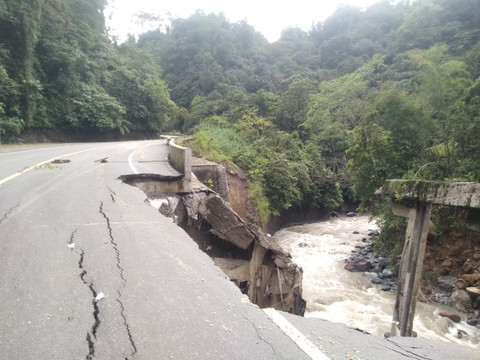 Kondisi jalan nasional penghubung Padang-Bukittinggi yang rusak. Foto: kumparan