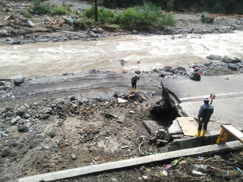 Kondisi jalan nasional penghubung Padang-Bukittinggi yang rusak. Foto: kumparan