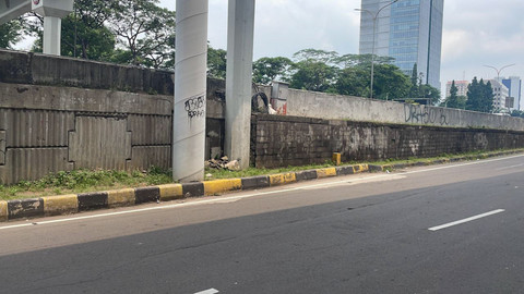 Lokasi peristiwa seorang pengemudi diduga mengancam pengemudi lain dengan senjata tajam karena tak terima ditegur, di Tol JORR Exit Pondok Indah, Jakarta Selatan, Minggu (30/11/2025). Foto: Fadhil Pramudya/kumparan
