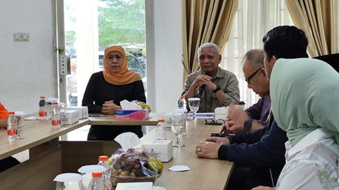 Gubernur Jatim, Khofifah Indar Parawansa salurkan bantuan kemanusiaan kepada Sumatera Utara sebesar Rp 5 miliar, Medan, Minggu (30/11/2025). Foto: Amar Marpaung/kumparan