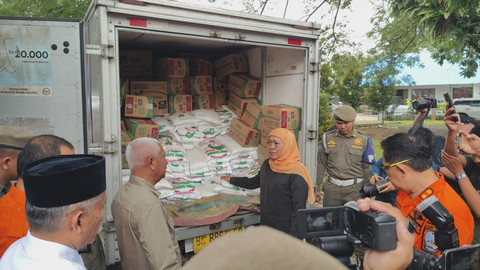 Gubernur Jatim, Khofifah Indar Parawansa salurkan bantuan kemanusiaan kepada Sumatera Utara sebesar Rp 5 miliar, Medan, Minggu (30/11/2025). Foto: Amar Marpaung/kumparan