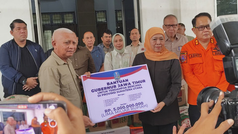 Gubernur Jatim, Khofifah Indar Parawansa salurkan bantuan kemanusiaan kepada Sumatera Utara sebesar Rp 5 miliar, Medan, Minggu (30/11/2025). Foto: Amar Marpaung/kumparan