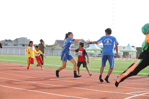 Perlombaan Estafet 5 x 80 meter dengan panjang lintasan 400 meter dalam MilkLife Athletics Challenge 2025. Foto: MilkLife Athletics Challenge