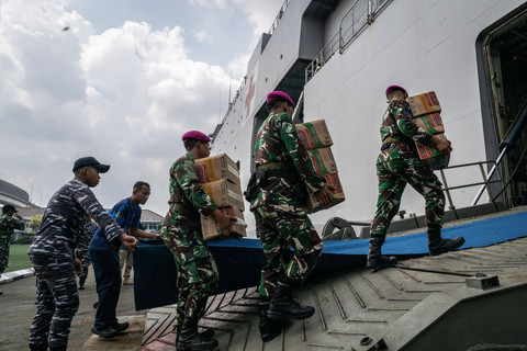 Satgas TNI AL berjalan masuk ke dalam KRI dr Soeharso untuk misi kemanusiaan ke wilayah terdampak bencana di Kolinamil TNI AL, Jakarta, Minggu (30/11/2025). Foto: Bayu Pratama S/ANTARA FOTO