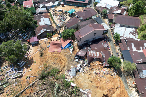 Foto udara dampak banjir bandang yang melanda pemukiman penduduk di Jalan Murai, Sibolga, Sumatera Utara, Minggu (30/11/2025). Foto: Muhammad Irsal/ANTARA FOTO