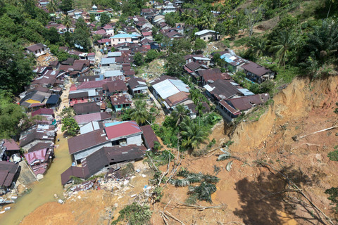 Foto udara dampak banjir bandang yang melanda pemukiman penduduk di Jalan Murai, Sibolga, Sumatera Utara, Minggu (30/11/2025). Foto: Muhammad Irsal/ANTARA FOTO