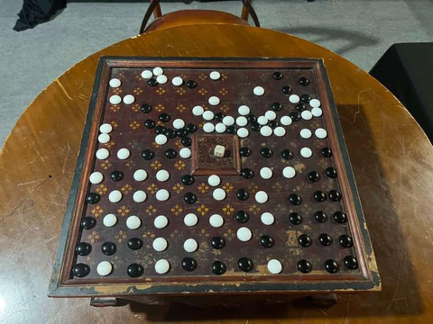 Papan Cuki, permainan khas Kota Palembang yang jarang diketahui masyarakat saat ini. Permainan ini adalah permainan yang konon sudah ada sejak zaman Kerajaan Palembang Darussalam/Anyelir. 