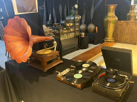 Tidak hanya koleksi peninggalan sejarah Kota Palembang saja, namun juga ada koleksi Gramofon dan Turntable lengkap dengan Vinyl lagu dari musisi lawas/Anyelir.