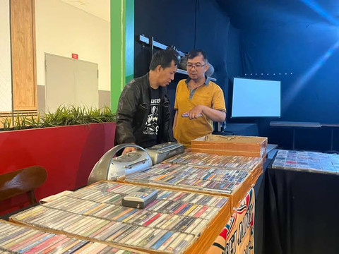 Kaset pita juga tidak lupa dipamerkan di sini. Ada kurang lebih 100 kaset pita yang dipamerkan dan dijual. Mulai dari kaset musik Pop, Rock, Dangdut, Jazz dan Blues/Anyelir. 