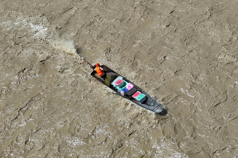 Sejumlah petugas BPBD Nagan Raya membawa logistik korban banjir bandang untuk didistribusikan ke seberang sungai dengan menggunakan perahu di Desa Blang Meurandeh, Beutong Ateuh Banggalang, Nagan Raya, Aceh, Minggu (30/11/2025). Foto: Syifa Yulinnas/ANTARA FOTO