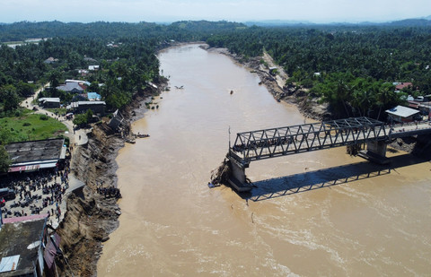 Foto udara jembatan Kuta Blang yang putus akibat diterjang banjir di jalan lintas Nasional Banda Aceh - Sumut di Desa Blang Mee, Kecamatan Kuta Blang, Kabupaten Bireuen, Sabtu (29/11/2025). Foto: Abiyyu/ANTARA FOTO