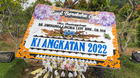 Karangan bunga di pusara Levi. Foto: Muthia Firdaus/kumparan