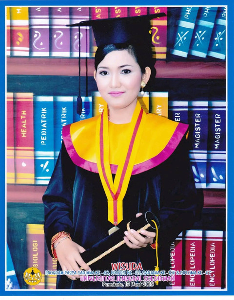 Levi saat wisuda pascasarjana di Unsoed. Foto: Dok. Istimewa