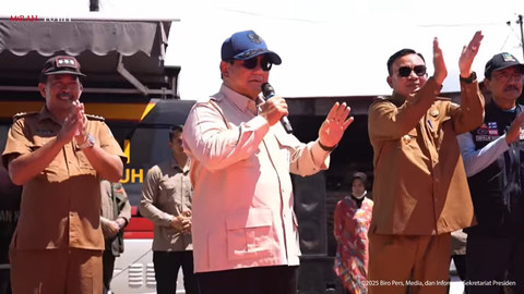 Presiden Republik Indonesia Prabowo Subianto mengunjungi posko pengungsian bencana Aceh di desa Bambel Baru, Bukit Tusam, Aceh Tenggara, Senin (1/12/2025). Foto: YouTube/ Sekretariat Presiden