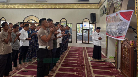 Doa bersama untuk para korban bencana di Sumatera oleh para personel Dit Polairud Polda Sulawesi Utara.