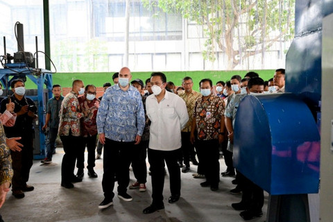 Wakil Menteri Lingkungan Hidup Diaz Hendropriyono didampingi oleh Presiden Direktur PT Nestle Indonesia Georgios Badaro meninjau area Tempat Pengelolaan Sampah Reduce Reuse-Recycle (TPS3R) Sinergi Bersih di Lenteng Agung, Jaksel, Kamis (27/11/2025). Foto: Nestle Indonesia