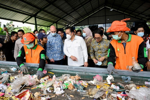 Wakil Menteri Lingkungan Hidup Diaz Hendropriyono didampingi oleh Presiden Direktur PT Nestle Indonesia Georgios Badaro meninjau area Tempat Pengelolaan Sampah Reduce Reuse-Recycle (TPS3R) Sinergi Bersih di Lenteng Agung, Jaksel, Kamis (27/11/2025). Foto: Nestle Indonesia