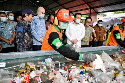 Wakil Menteri Lingkungan Hidup Diaz Hendropriyono didampingi oleh Presiden Direktur PT Nestle Indonesia Georgios Badaro meninjau area Tempat Pengelolaan Sampah Reduce Reuse-Recycle (TPS3R) Sinergi Bersih di Lenteng Agung, Jaksel, Kamis (27/11/2025). Foto: Nestle Indonesia