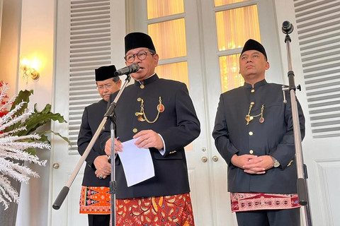 Gubernur DKI Jakarta Pramono Anung, Sekretaris Daerah DKI Jakarta Uus Kuswanto, dan Eks Sekretaris Daerah DKI Jakarta Marullah Matali usai pelantikan Sekda DKI Jakarta di Balai Kota, Jakarta Pusat, Senin (1/12/2025). Foto: Nasywa Athifah/kumparan