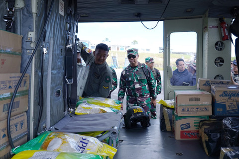 TNI bersiap salurkan bantuan untuk korban banjir bandang di Desa Sibalanga, Kecamatan Adian Koting, Kabupaten Tapanuli Utara, Senin (1/12/2025). Foto: Puspen TNI