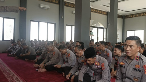 Ditpolairud Polda Lampung melaksanakan salat gaib. | Foto: Istimewa
