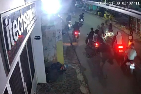 Rekaman CCTV seorang remaja diserang dan diambil motornya oleh puluhan orang di Jalan Karah, Jambangan, Surabaya. Foto: Dok. Istimewa