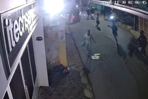 Rekaman CCTV seorang remaja diserang dan diambil motornya oleh puluhan orang di Jalan Karah, Jambangan, Surabaya. Foto: Dok. Istimewa