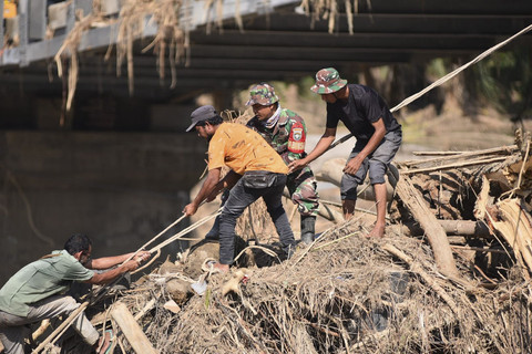 Pasukan TNI dari Kodim 0111/Bireuen membantu warga yang terdampak banjir di sejumlah wilayah Kecamatan Peusangan Selatan, Kabupaten Bireuen, Senin (1/12/2025). Foto: Dok. Puspen TNI