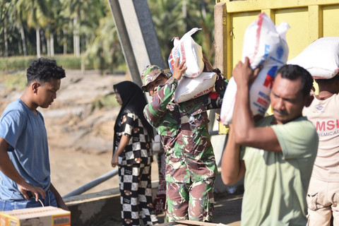 Pasukan TNI dari Kodim 0111/Bireuen membantu warga yang terdampak banjir di sejumlah wilayah Kecamatan Peusangan Selatan, Kabupaten Bireuen, Senin (1/12/2025). Foto: Dok. Puspen TNI