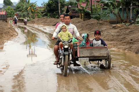 Warga melintas di area bekas banjir bandang di Desa Aek Garoga, Kecamatan Batang Toru, Tapanuli Selatan, Sumatera Utara, Jumat (28/11/2025). Foto: Yudi Manar/ANTARA FOTO 